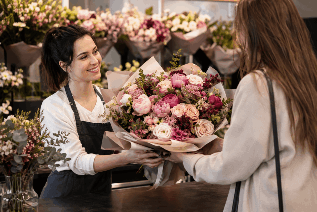 Как дорого продавать букеты - советы от Posiflora Флорист отдает премиальный букет покупателю