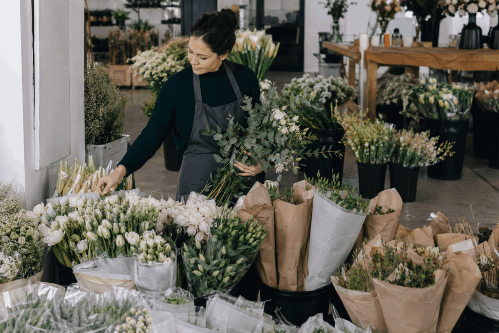 Как продавать цветы оптом - советы от Posiflora Флорист разбирает свежую поставку цветов в цветочном магазине